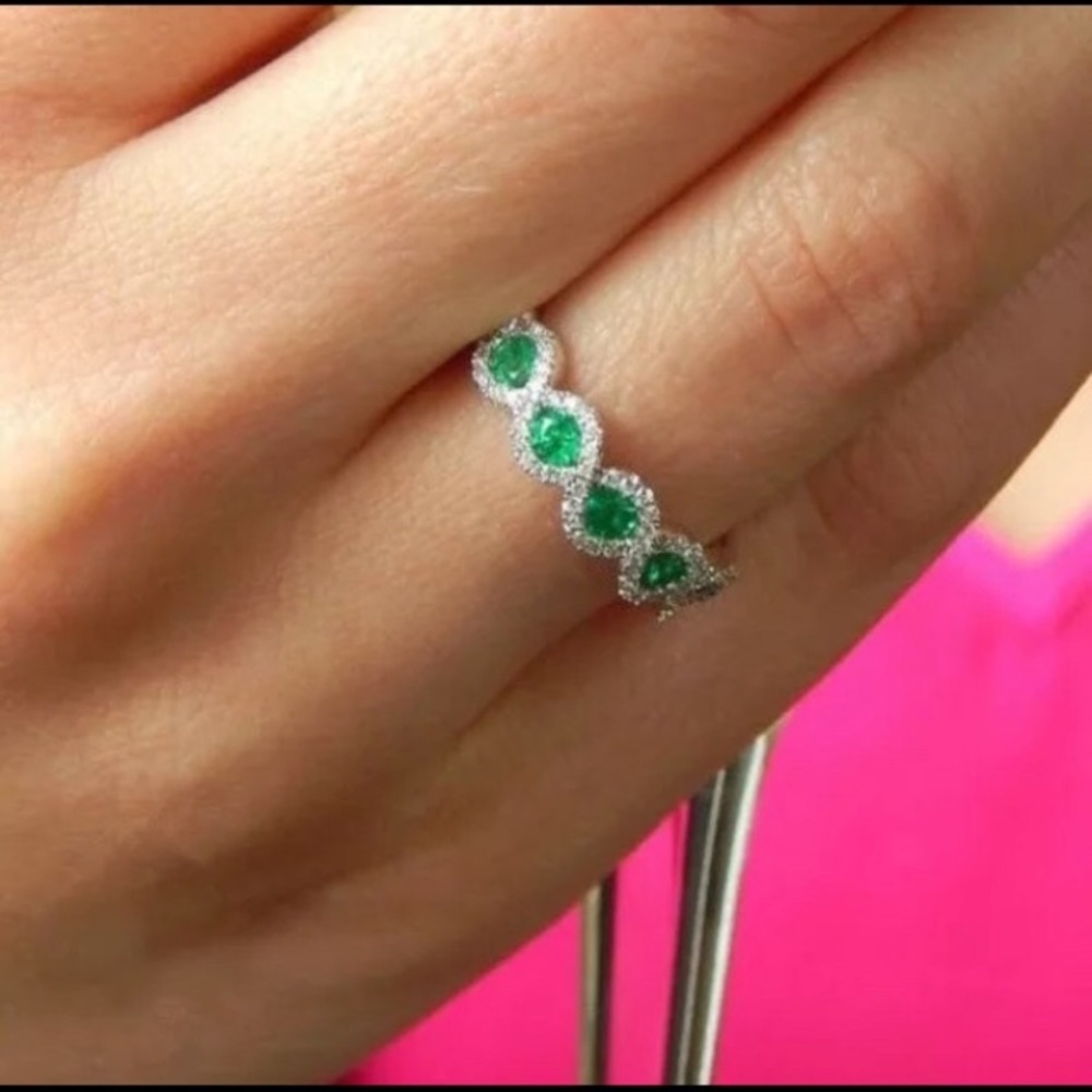 Elegant 925 Silver Oval Cut Emerald Ring